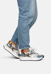Sneaker multicolori con dettagli in mesh, suede e rifiniture metalliche. Punta tonda, suola bianca e dettagli in stampa animale sul tallone.