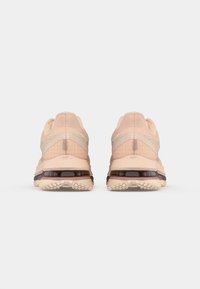 Pantofi sport pentru bărbați din material mesh ușor piersică, cu accente gri. Dispune de o talpă căptușită cu un toc de prezentare de culoare maro închis. Talpă texturată.