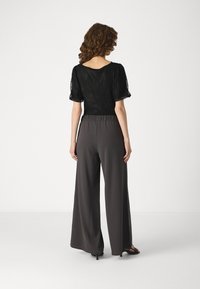 JDY JDYTANJA WIDE FLOWY PANT - Pantalon classique - phantom