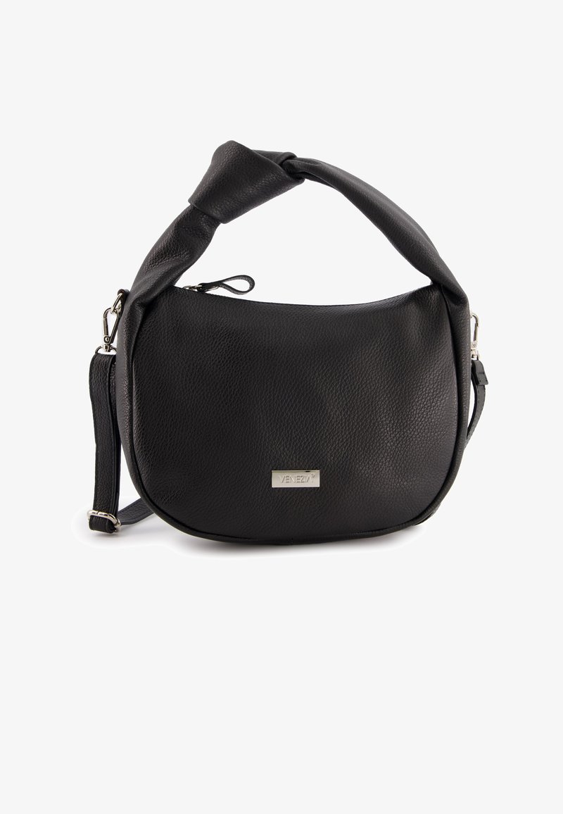 Schwarze Lederhandtasche mit runder Form, geknotetem Henkel und verstellbarem Schultergurt. Besitzt eine silberne Logo-Platte an der Vorderseite.