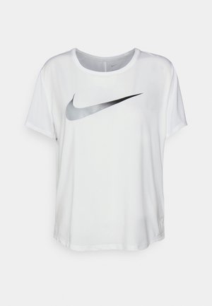 Hvid Nike t-shirt med korte ærmer med stort sort og gråt swoosh-logo over brystet og rund halsudskæring.