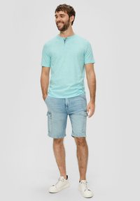 s.Oliver HENLEYAUSSCHNITT - T-Shirt basic - helles türkis