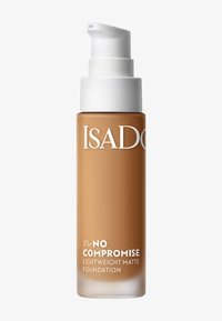 Bouteille en verre brun avec un distributeur à pompe blanc. L'étiquette indique "ISADORE The NO COMPROMISE LIGHTWEIGHT MATTE FOUNDATION" en texte blanc.