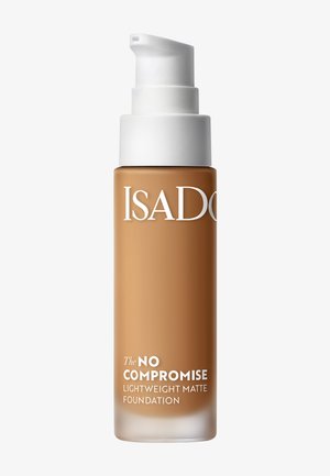 Brun glassflaske med hvit pumpe. Etiketten har teksten "ISADORE The NO COMPROMISE LIGHTWEIGHT MATTE FOUNDATION" i hvit skrift.