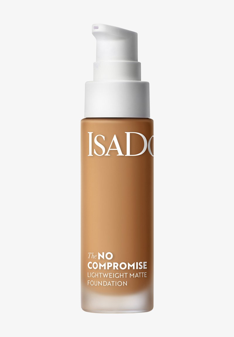Bouteille en verre brun avec un distributeur à pompe blanc. L'étiquette indique "ISADORE The NO COMPROMISE LIGHTWEIGHT MATTE FOUNDATION" en texte blanc.