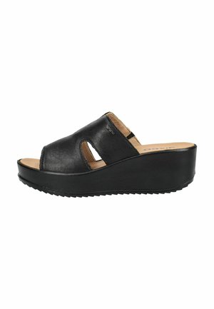 Sort læder kilehæl sandal med åben tå, udskæringer i siden og slip-on design på en tyk, tekstureret sål.
