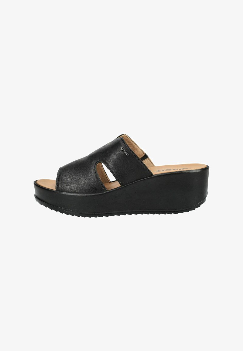 Sandalia de cuña de cuero negro con punta abierta, cortes laterales y diseño deslizante sobre una suela gruesa y texturizada.