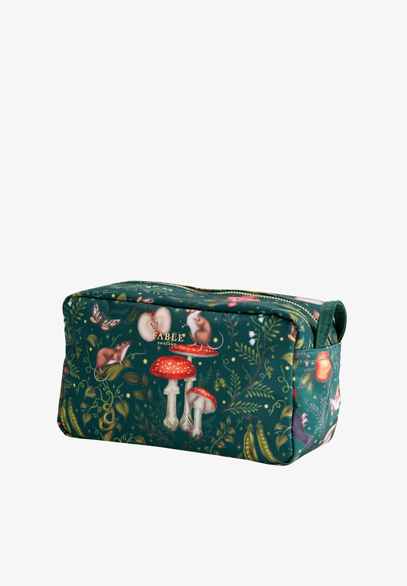 Zelena kozmetička torbica z igrivim vzorcem gozdov, ki vključuje gobe, živali in listje. Zapiranje na zadrgo in blago material z sijočo končno obdelavo.