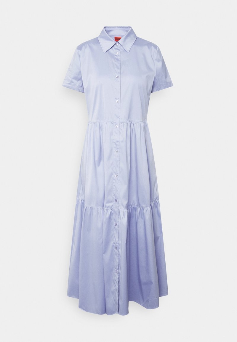 Robe bleu clair à manches courtes en tissu lisse. Présente un devant à boutons, un col pointu et une jupe à volants plissés.