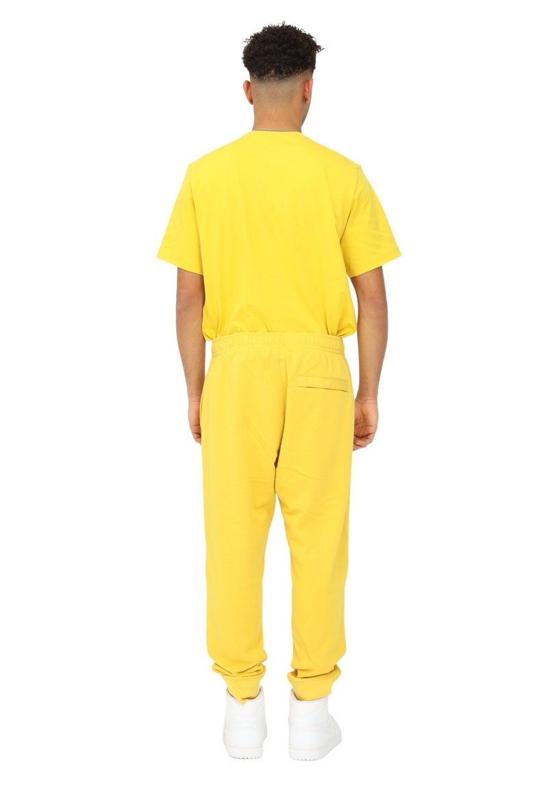 Herren Trainingsanzüge | Nike Sportswear Jogginghose vivid sulfur vivid sulfur/gelb - NU60315 Herren Trainingsanzüge | Nike Sportswear Jogginghose vivid sulfur vivid sulfur/gelb - NU60315