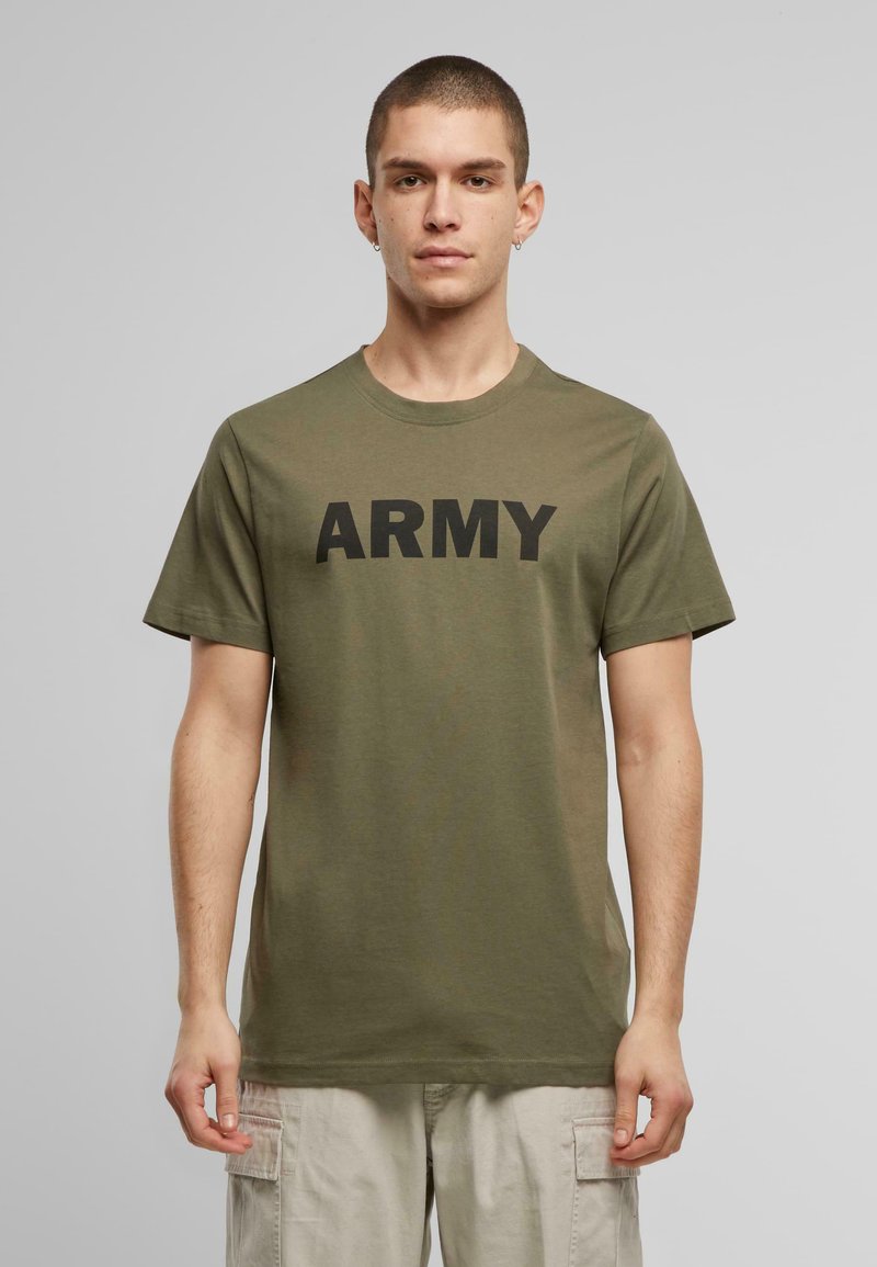 Olivinės spalvos medvilnės marškinėliai, trumpomis rankovėmis ir apvaliu iškirpimu, su ryškiu juodu užrašu "ARMY" krūtinėje.