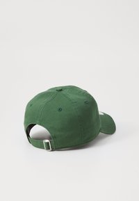 Grønn bomullsbasketcaps med strukturert bak, justerbar stropp, små ventilasjonshull og rund visir.