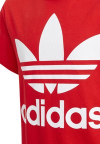 adidas Originals TREFOIL TEE-JUNIOR - Apdrukāts T-krekls - red/white