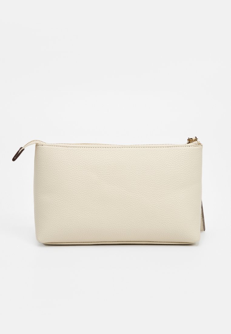 Pochette in pelle strutturata color crema con chiusura a zip e forma rettangolare sottile. Presenta una cerniera con finitura dorata.