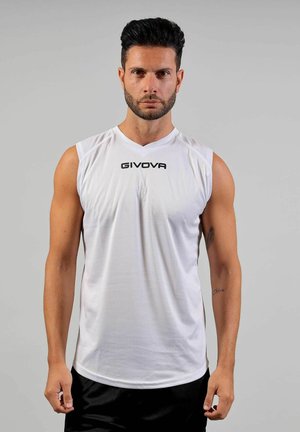 Hombre con cabello corto y oscuro y barba, vistiendo una camiseta deportiva sin mangas blanca de GIVOVA y pantalones cortos negros, de pie frente a un fondo gris.