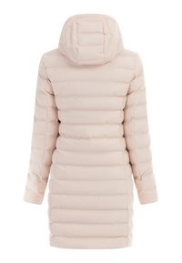 Dlouhý zateplený zimní kabát světle růžové barvy s horizontálním prošíváním a připevněnou kapucí, zobrazený zezadu.