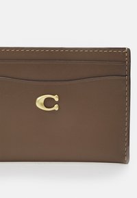 COACH ESSENTIAL CARD CASE - Piniginė - dark stone