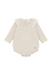 Mameluco de punto beige con mangas largas, cuello con volantes y cierres de botón en la parte inferior. Presenta un patrón texturizado y un pequeño acento de logo.