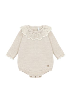 Mameluco de punto beige con mangas largas, cuello con volantes y cierres de botón en la parte inferior. Presenta un patrón texturizado y un pequeño acento de logo.