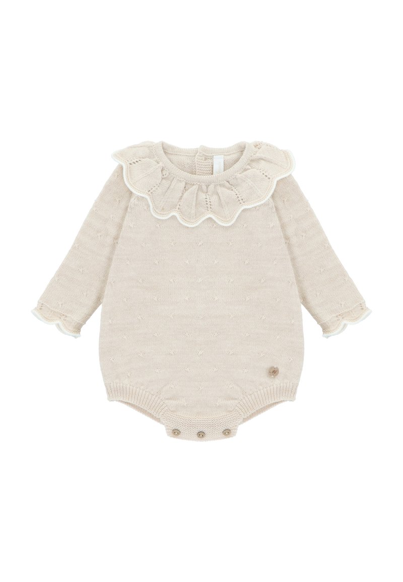 Mameluco de punto beige con mangas largas, cuello con volantes y cierres de botón en la parte inferior. Presenta un patrón texturizado y un pequeño acento de logo.