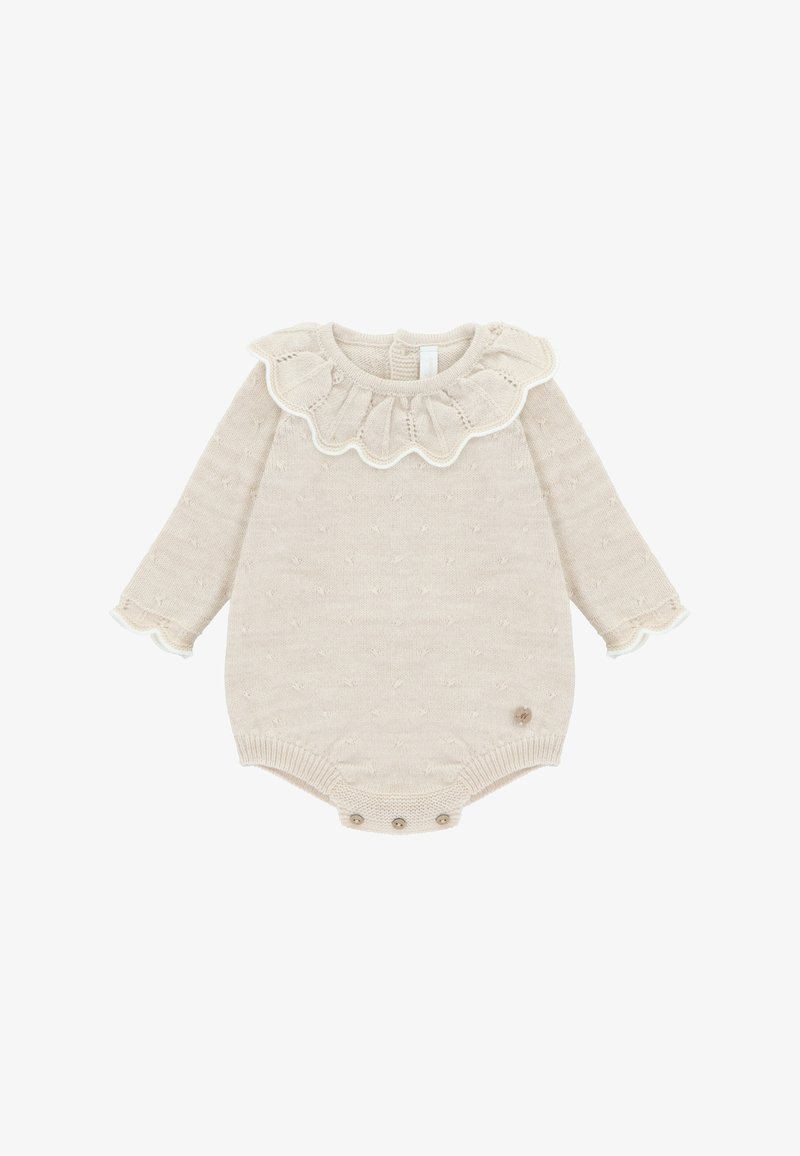 Mameluco de punto beige con mangas largas, cuello con volantes y cierres de botón en la parte inferior. Presenta un patrón texturizado y un pequeño acento de logo.