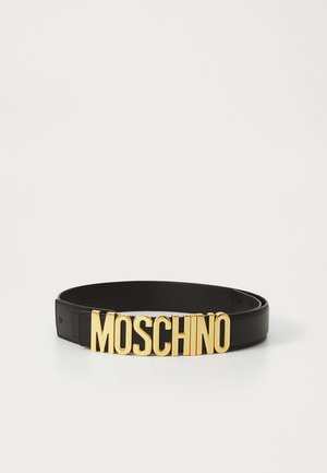 Schwarzer Leder-Gürtel mit einer großen goldenen "MOSCHINO"-Logo-Schnalle, glatte Textur, verstellbare Größe und minimalistisches Design.