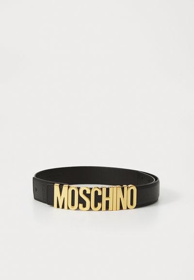 Ceinture en cuir noir avec une grande boucle en or « MOSCHINO », texture lisse, taille réglable et design minimaliste.