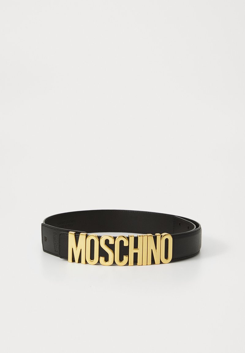 Cinturón de cuero negro con una gran hebilla con el logo dorado "MOSCHINO", textura suave, tamaño ajustable y diseño minimalista.
