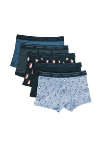 Cinque paia di boxer da uomo, caratterizzati da colori solidi blu navy, nero e un design blu con motivi di pinguini. Il materiale sembra morbido con una cintura elastica.