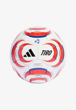 Biała piłka nożna Adidas Tiro z czerwono-niebieskimi zakrzywionymi wzorami, czarnym logo Adidas i napisem "TIRO" na panelach.