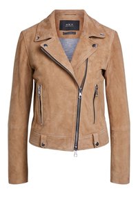 Chaqueta de motociclista de ante color canela con cremallera asimétrica, botones a presión y dos bolsillos con cremallera. Cuenta con un cuello con muescas y un diseño ajustado.