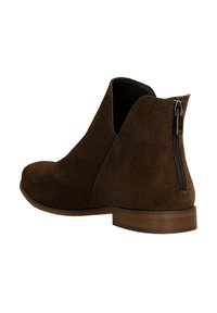 Bottines en daim marron avec une fermeture éclair latérale, un bout arrondi et un petit talon en bois. Texture lisse avec un design épuré et sobre.