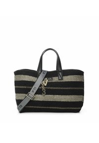 Bolso de tote tejido en un patrón de rayas negro y gris, con asas de cuero, una correa desmontable y detalles metálicos con la marca.