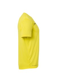 T-shirt de sport jaune vif à manches courtes vu de côté avec du texte noir près de l'ourlet et du haut de la poitrine.