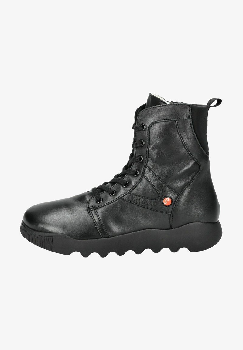 Botas de tobillo de cuero negro con puntera redonda, parte delantera con cordones y suela de goma texturizada, con un acento de logo rojo en el lateral.