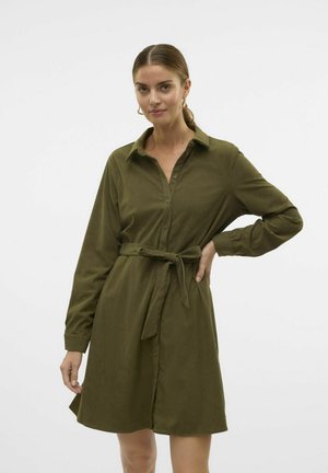 Õliva roheline särgimekko pikkade varrukatega, krae, nööpidega ees ja vöökohtadega. Pehme tekstuur, põlvepikkune ja lõdgelt istuv.