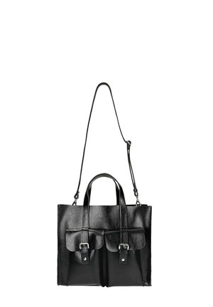 Černá kožená aktovka s dvěma předními kapsami na přezku, dvojitými horními madly a nastavitelným ramenním popruhem na bílém pozadí.