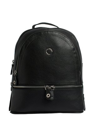 Sac à dos en cuir noir texturé avec poignée supérieure, poche zippée horizontale à l’avant, et logo métallique circulaire au centre.