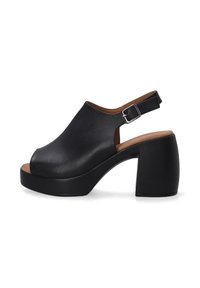 Zwarte leren open teen slingback schoen met een dikke blokhak en verstelbaar enkelbandje. Heeft een gladde textuur en een houten binnenzool.