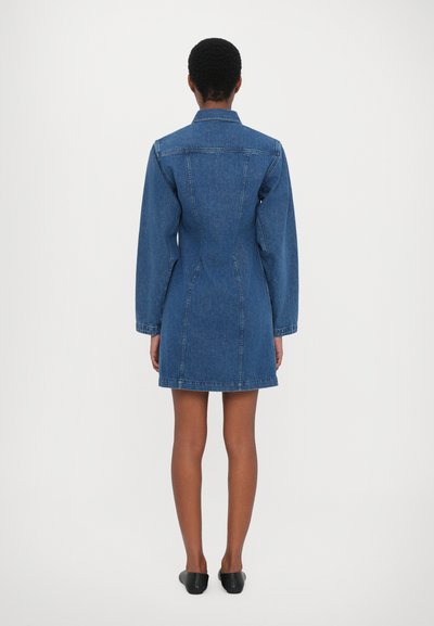 CLOSED FITTED DRESS - Džinsa auduma kleita - mid blue