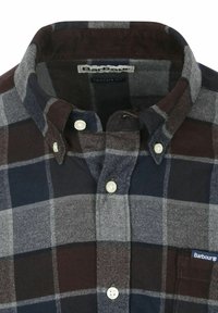 Geruit flanellen overhemd in donkergrijs, marineblauw en bordeauxrood. Voorzien van een knoopsluiting, een kraag met knopen en een merkembleem op de zak.