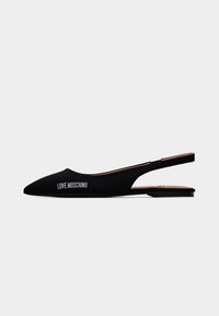 Μαύρο μυτερό φλατ παπούτσι slingback με το λογότυπο "LOVE MOSCHINO" στο πλάι, χαμηλό τακούνι και ανοιχτό λουράκι στον κνημό, σε λευκό φόντο.