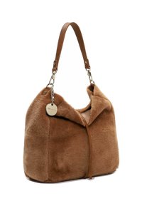Sac à main en fausse fourrure marron avec une bandoulière en cuir, une chaîne argentée et une étiquette de marque métallique ronde suspendue près du coin supérieur.