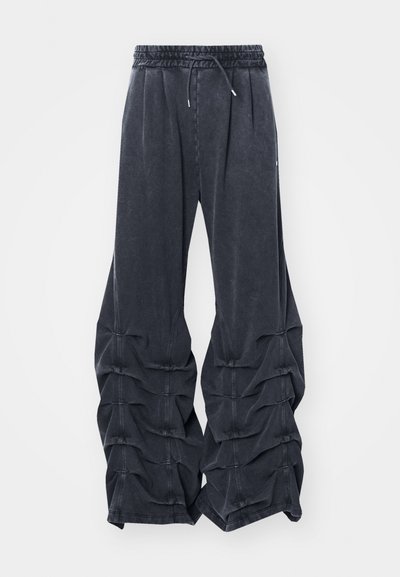 AVAVAV SMOCKED TRACK PANT UNISEX - Pantalon de survêtement - black