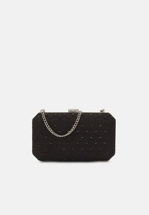 Pochette rectangulaire matelassée noire avec bandoulière en chaîne argentée et fermeture fermoir argentée sur le dessus, fond blanc.