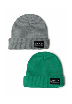 Deux bonnets en tricot : un gris, un vert, tous deux à texture côtelée. Chacun présente une étiquette noire avec la mention "SURPLUS APPAREL GOODS."