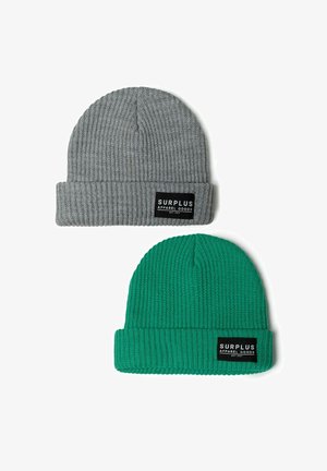 Zwei Strickmützen: eine grau, eine grün, beide mit Rippstruktur. Jede hat ein schwarzes Etikett mit der Aufschrift "SURPLUS APPAREL GOODS."