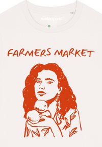 T-shirt blanc avec une illustration orange d'une femme tenant des fruits, avec le texte "MARCHÉ AGRICOLE" au-dessus dans une police en gras et stylisée.