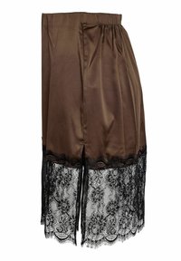 Brun satengskjørt med svart blonderkant. Har en elastisk midje med rynker og sidesliss. Blonderne har et blomstermønster for ekstra detalj.