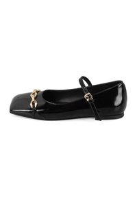 Schwarze Lackleder-Ballettschuhe mit quadrater Zehenpartie, Knöchelriemen und dekorativen goldenen Beschlägen an der Vorderseite. Glatte, glänzende Oberfläche.